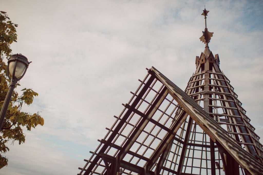 Took a peaceful one hour drive to Philadelphia early Sunday morning to meet with Lisa and John at Fairmount Water Works in Philadelphia PA for Lisa and John's engagement session. Lisa and John recently moved to Boston, but took a short weekend trip back to their old home city to get their engagement session. Lisa and John's Fairmount Water Works Philadelphia engagement photographed by NYC elopement, Hudson Valley, Catskills, NY and NJ, Farm, Adventure Wedding and Elopement Photographer Karis | Hey Karis
